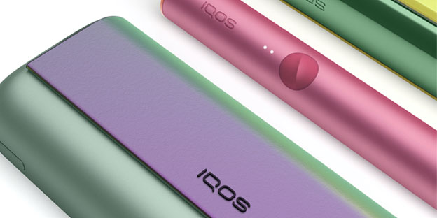 Une image en gros plan d’un support et d’un chargeur IQOS ILUMA.