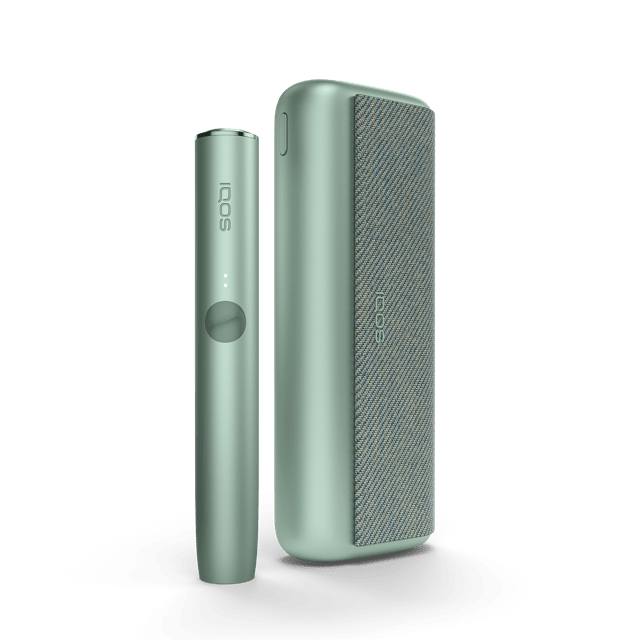 Un chargeur de poche et un support IQOS ILUMA PRIME vert jade. 