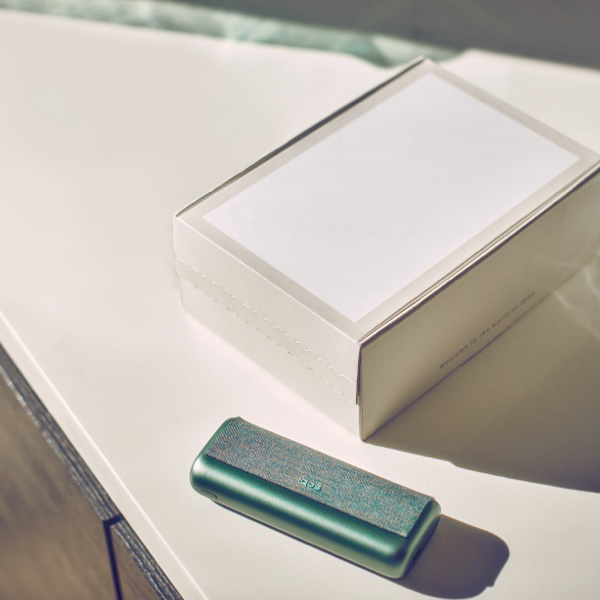 An IQOS box and IQOS ILUMA PRIME on a table.