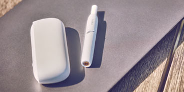 Support et chargeur IQOS sur un ordinateur portable